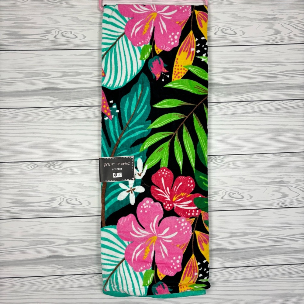 Betsey Johnson Floral Hibiscus Beach Towel NWT - Picture 4 of 5